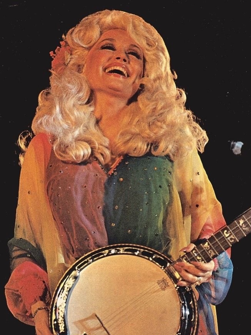 I’m shaking as I type this but sadly Dolly Parton has passed away & we are unbelievably heartbroken 💔 

For those that don’t know, Anna (me) doesn’t really idolize people but I idolize Dolly Parton for many reasons & she inspired me in many ways. I even have a tattoo of her

She is generous, kind, loving, & her philanthropic work changed millions of lives. She always found ways to uplift those who were disadvantaged. Even though she grew up extremely poor she always used any privilege she had to help bring others up with her. She was a voice for all marginalized groups which included not only her speaking up for others but also her investing both time & money to help their communities

As “Dreamer-in-Chief” in more ways than just at Dollywood, “she never saw a door she couldn’t open & the doors she opened made & changed history,” Dolly’s nephew. Even through the hard times, she found joy in her journey. I think her song Coat of Many Colors shows this perfectly. There can always be good to be found if you are searching for it. Her hard earned freedom, independence, courage & trust in herself in the face of adversity are also inspiring. She showed the world what it looks like to lead with love & was a light that inspired so many & will continue to do so even now

She lit a fire in me a long time ago when I randomly found her music, that led me to discover who she was & the life she led. She is unapologetically herself in all aspects. This led me on a journey of self-exploration & self-love with someone who had done it too. I went from being meek, quiet, super depressed & so far away from my sense of self to being able to be fully me & unapologetic about it. I learned to live in ways I loved without shame. She led me to be better

This personal transformation took a lot of self-work, therapy, listening to others experiences, & intentional time but her life story & music has forever changed my life. I will be forever grateful for the embers that she lit that turned into this blazing fire within me now

A true icon does not describe the light she brought to this world & will continue to bring & inspire for years to come

We will always love you Dolly! @dollyparton